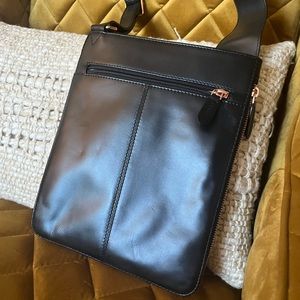 Gently Used Radley London Women's Pockets Medium Leather Ziptop Crossbody Bag